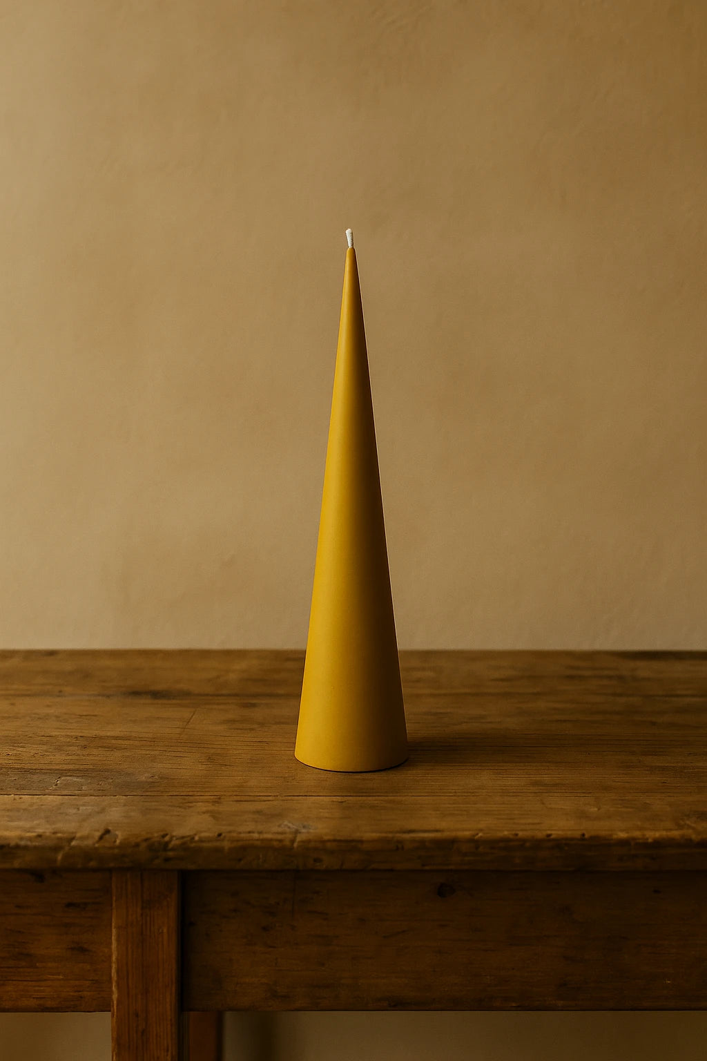 Ubrændt Grankoglen keglelys i 100% naturlig gylden bivoks fra Persillo – enkel og elegant nordisk design.