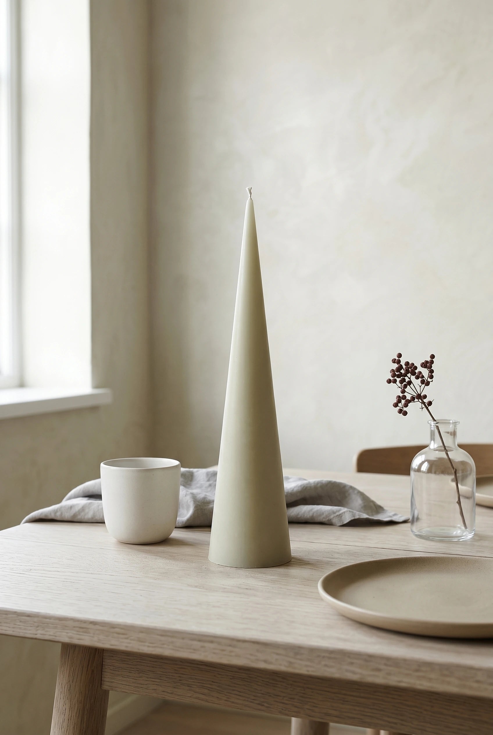 Persillo Grankoglen Råhvid bivokslys på moderne scandi spisebord med stentøj og linned