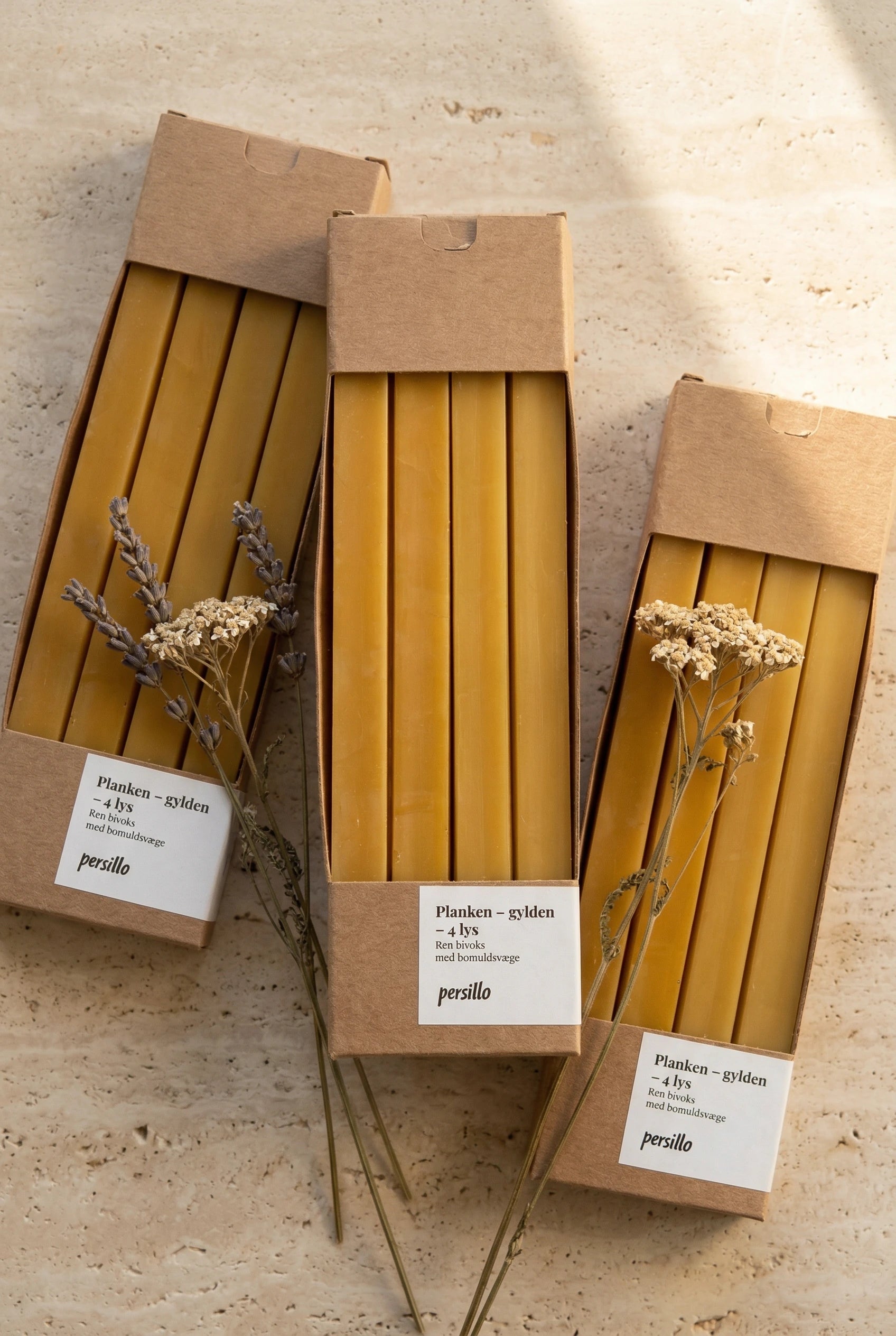 Flere pakker Planken Gylden bivokslys i kraftpapirsemballage med tørret lavendel