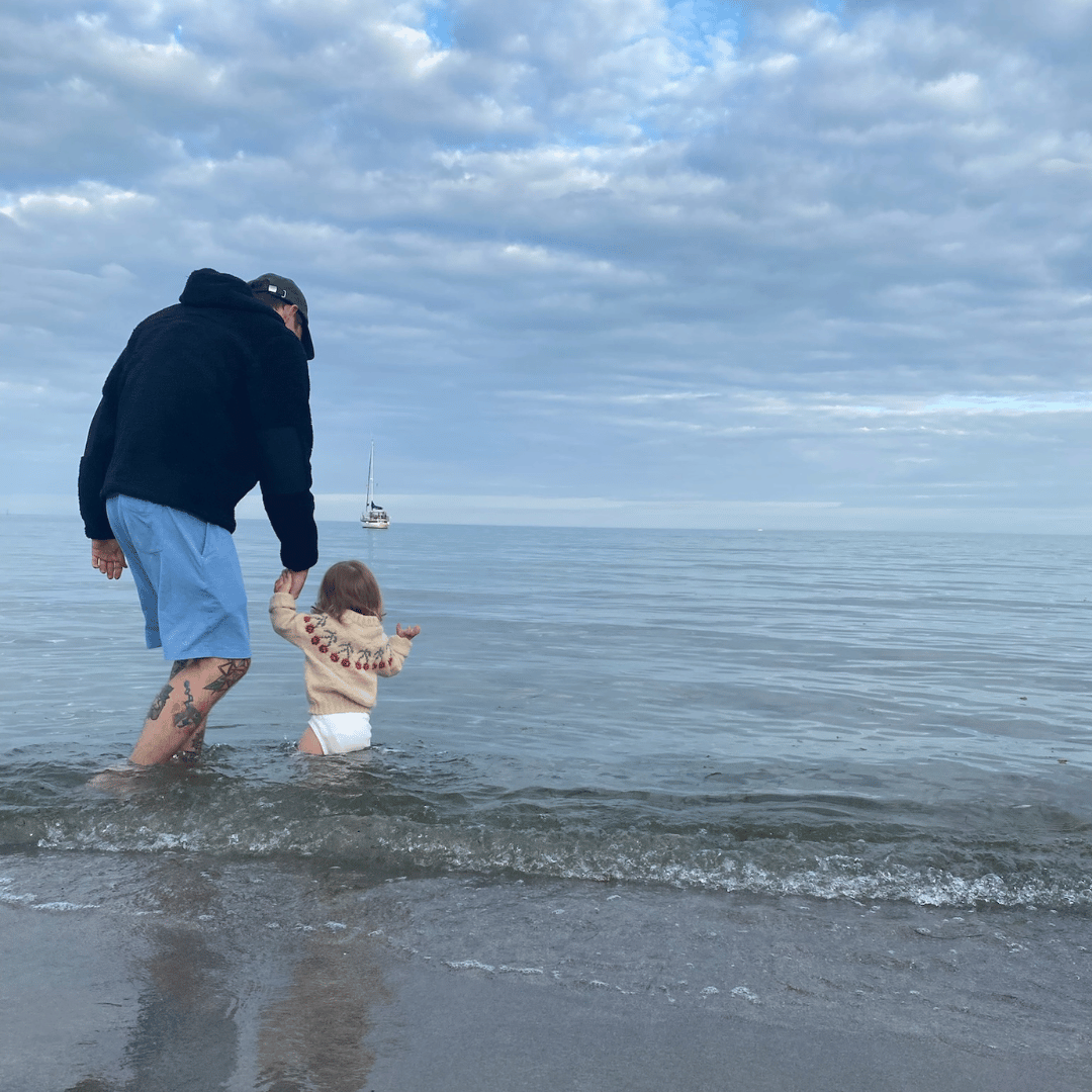 Sylvester Hoelgaard founder af Persillo ude i naturen med sin familie og nyde roen og vandet.